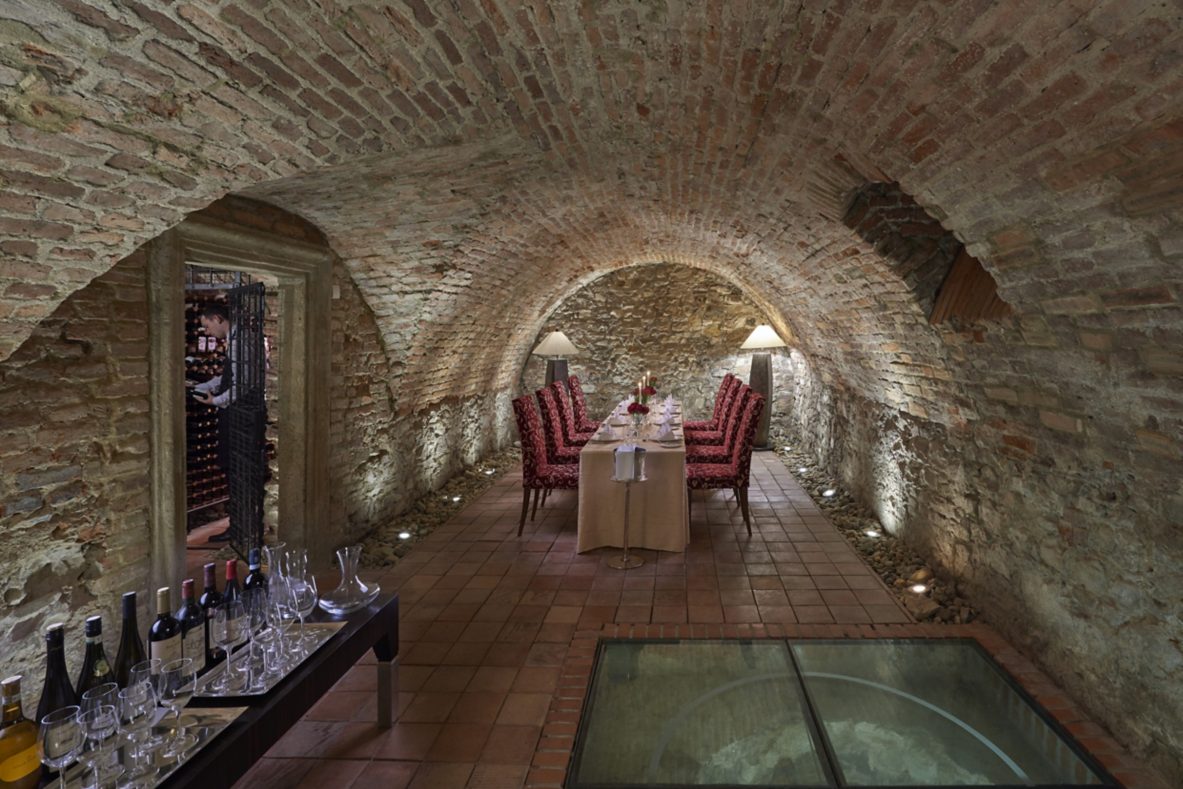 prague-15-fine-dining-wine-cellar-04