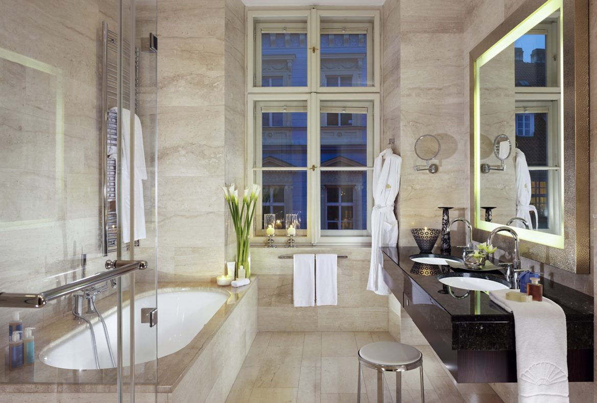 prague-suite-deluxe-suite-bathroom-01